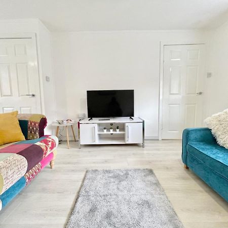 Hazel House - Vibrant 2 Bed House In Wishaw Lägenhet Wishaw  Exteriör bild
