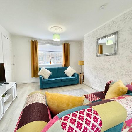 Hazel House - Vibrant 2 Bed House In Wishaw Lägenhet Wishaw  Exteriör bild