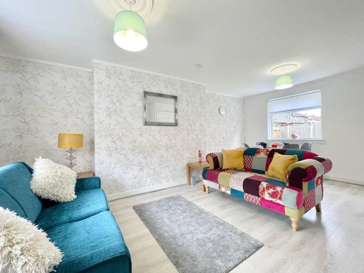 Hazel House - Vibrant 2 Bed House In Wishaw Lägenhet Wishaw  Exteriör bild