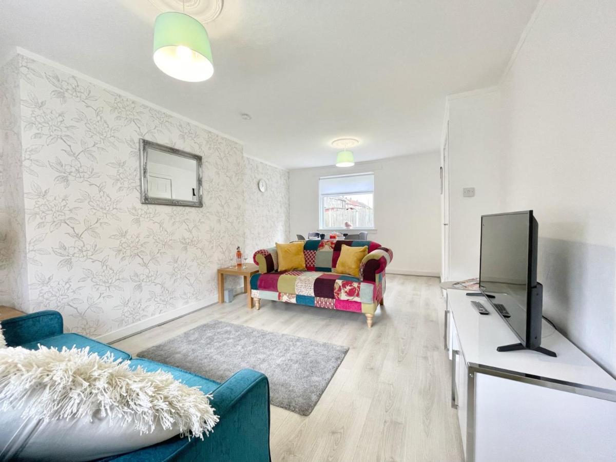 Hazel House - Vibrant 2 Bed House In Wishaw Lägenhet Wishaw  Exteriör bild